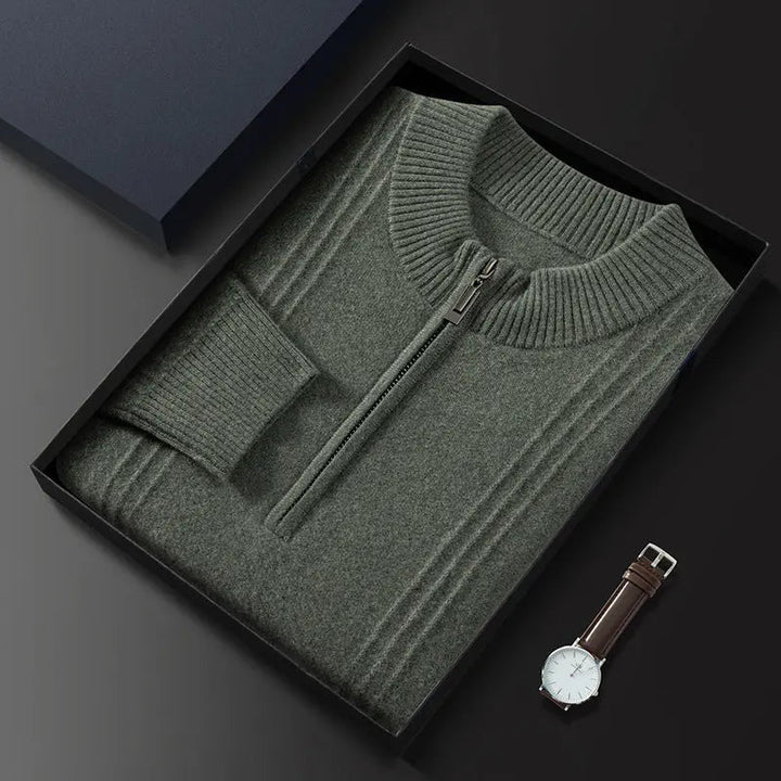 Stilren herrkofta med halv dragkedja, perfekt för lager på lager. Bekväm stickad tröja för modern casual look.