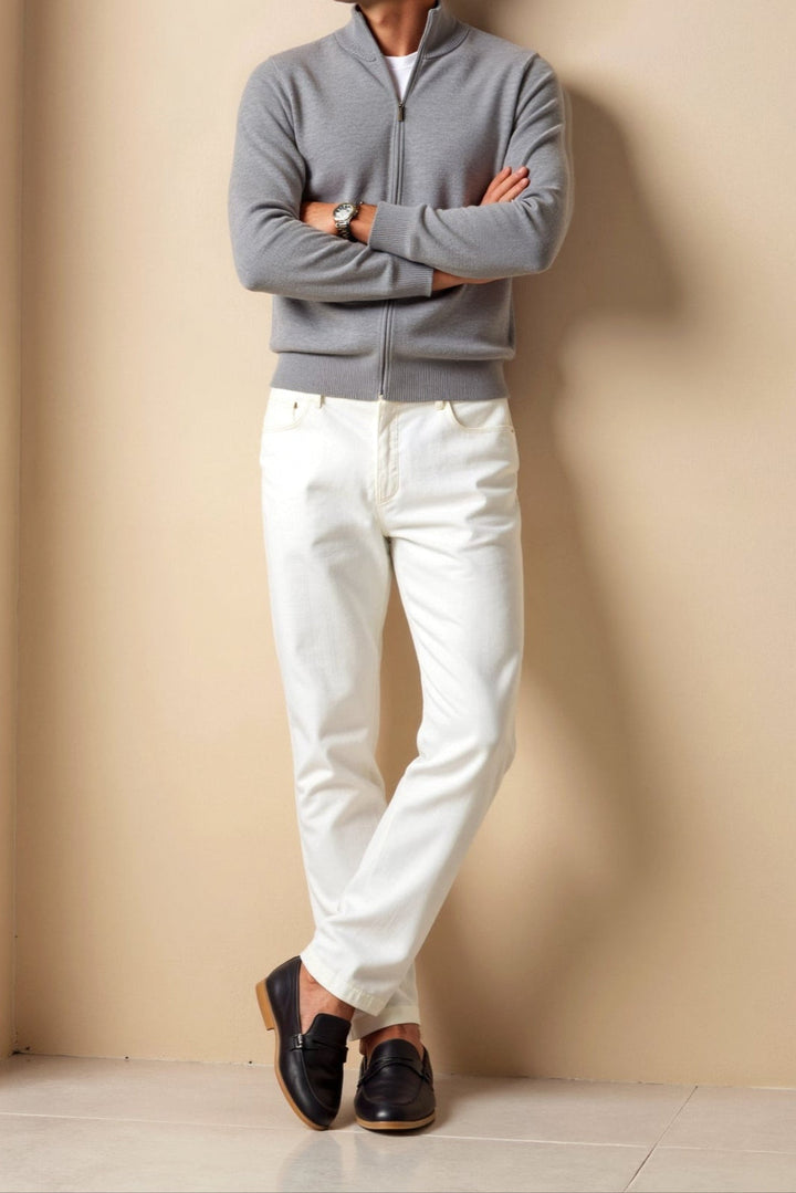 Stickad slim-fit herrkofta med elegant snitt. Modern och bekväm för höstens och vårens mode.