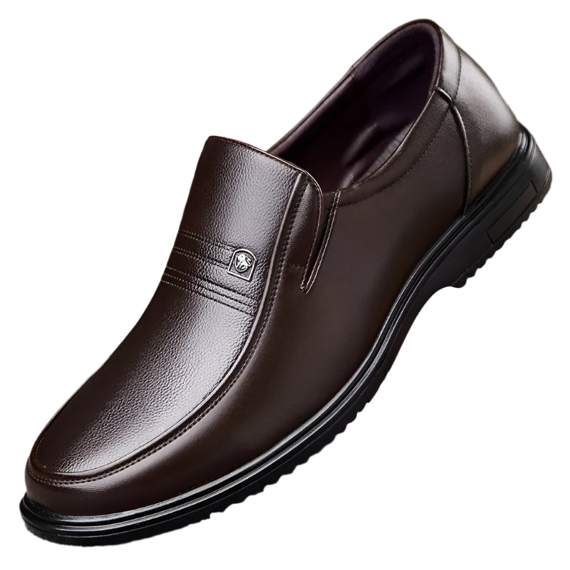 Herrloafers i elegant läderstil. Klassiska slip-on skor för formella och vardagliga tillfällen. Bekväma & stilrena herrskor.