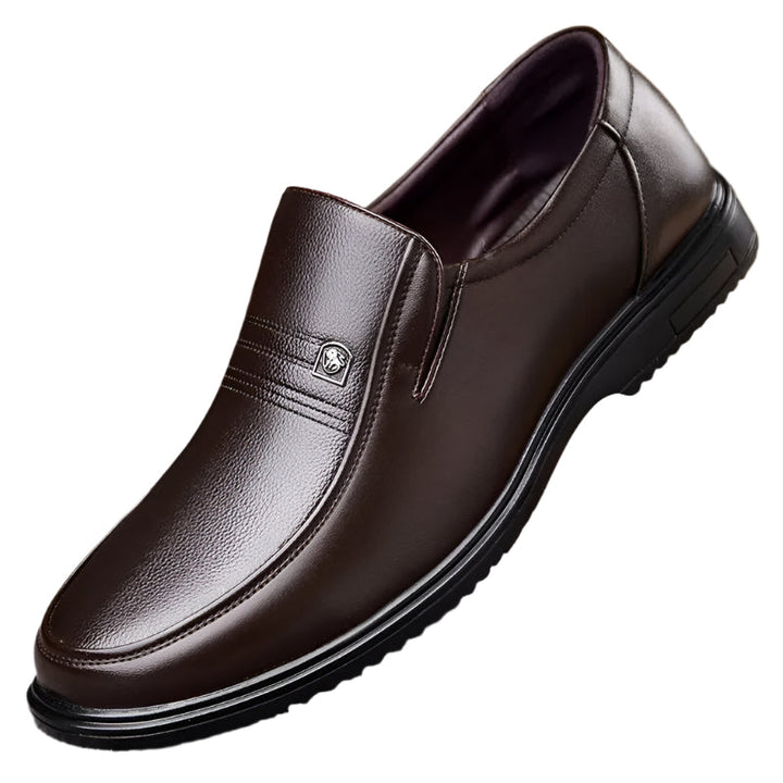 Herrloafers i elegant läderstil. Klassiska slip-on skor för formella och vardagliga tillfällen. Bekväma & stilrena herrskor.