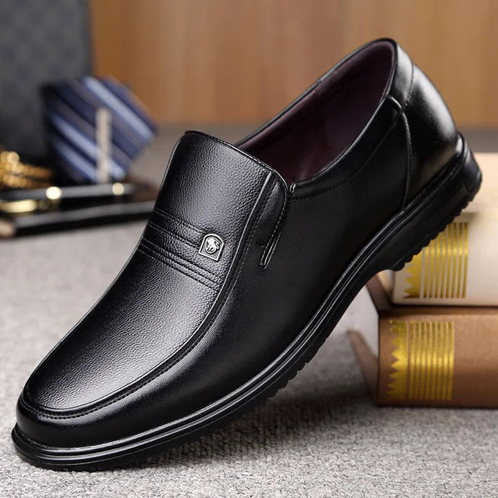 Stilrena herr loafers i brunt läderstil med låg profil. Bekväma slip-on skor för både kostym och vardagsbruk.