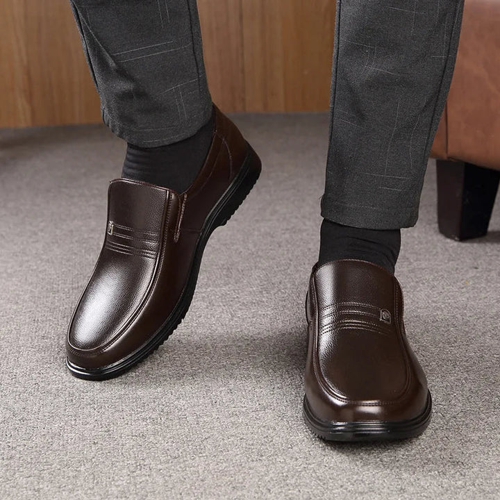 Detaljbild av eleganta herr loafers i svart läderstil. Kvalitativa och bekväma formella skor för en sofistikerad look.