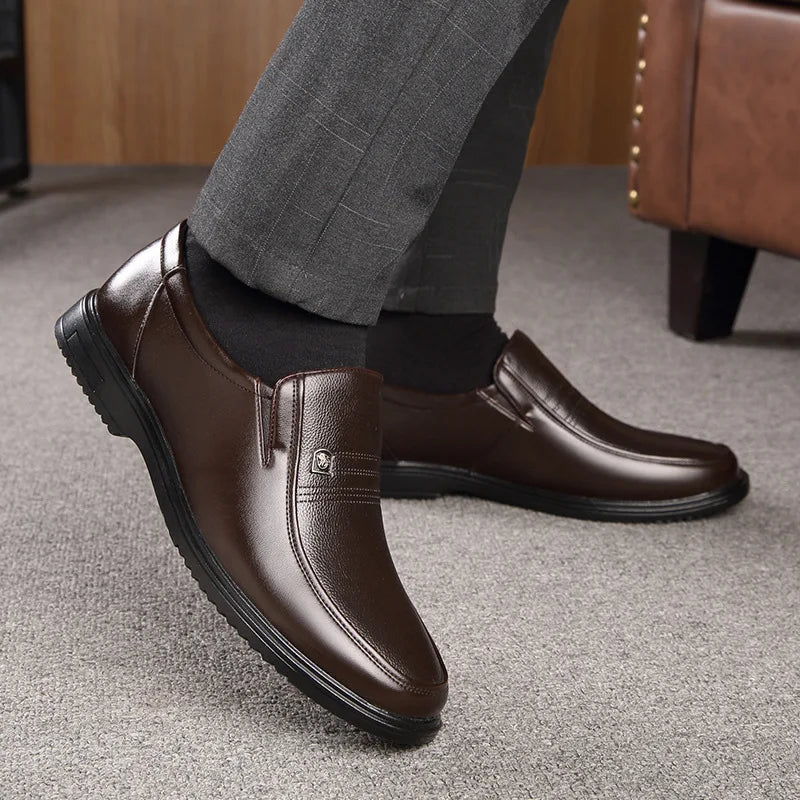 Bruna herr loafers i läderstil. Dessa bekväma slip-on skor är perfekta som vardagsskor eller eleganta formella alternativ.