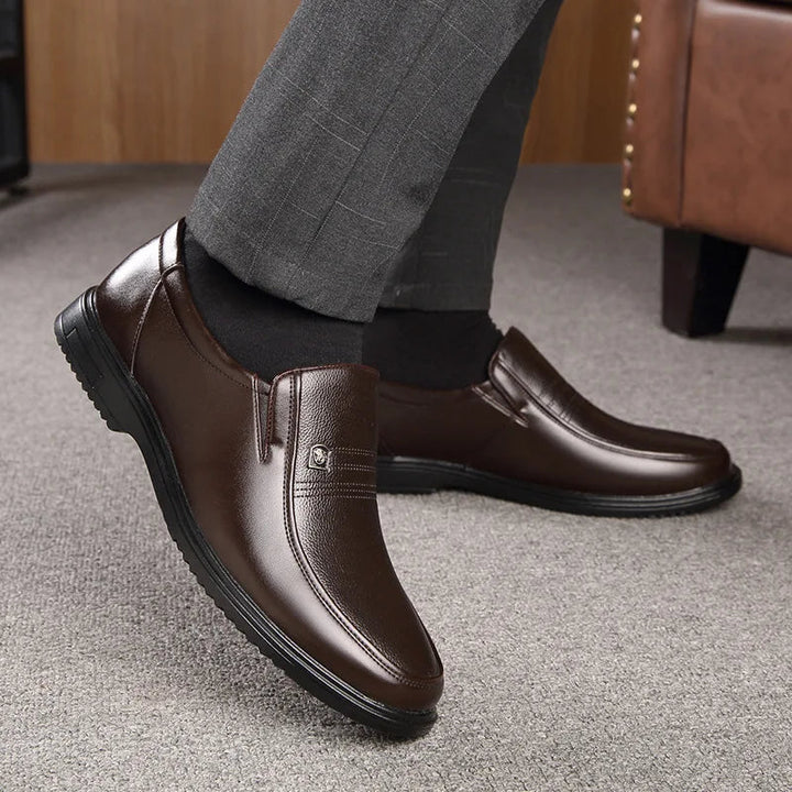 Bruna herr loafers i läderstil. Dessa bekväma slip-on skor är perfekta som vardagsskor eller eleganta formella alternativ.