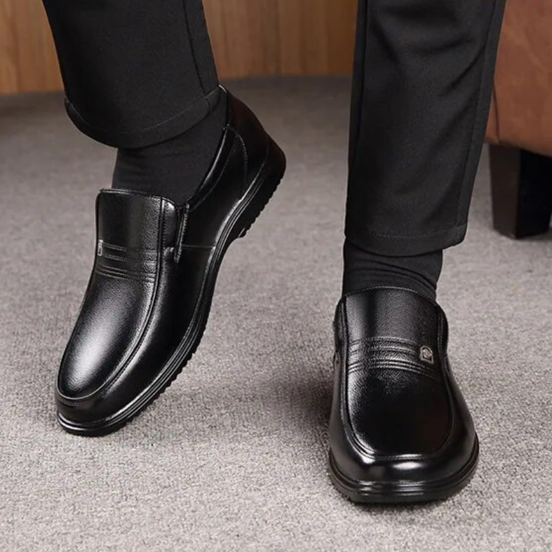Klassiska bruna herr loafers i läderstil. Eleganta och bekväma slip-on skor som passar både på kontoret och till fest.
