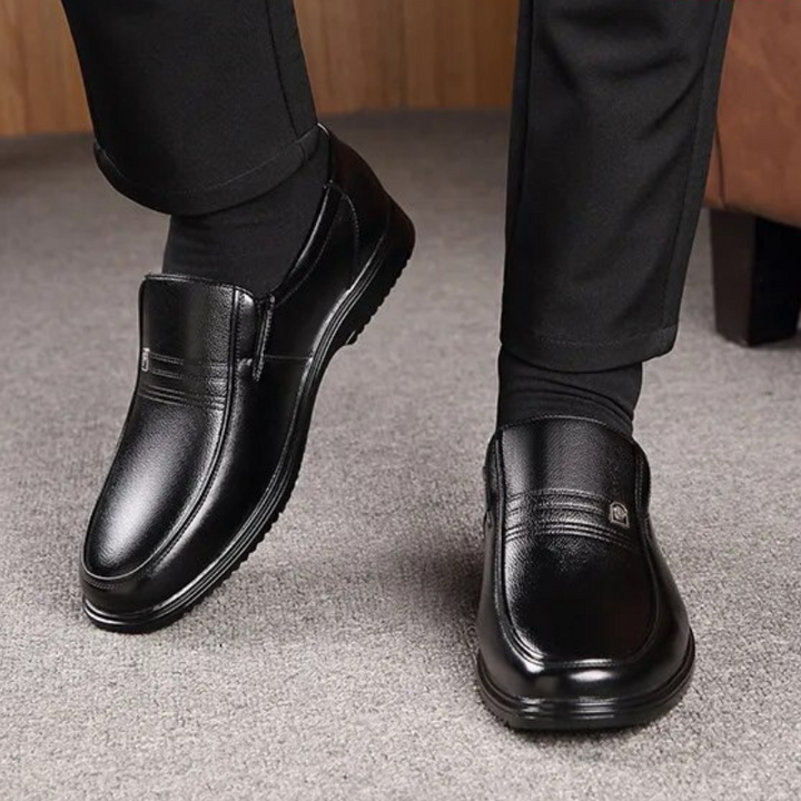Klassiska bruna herr loafers i läderstil. Eleganta och bekväma slip-on skor som passar både på kontoret och till fest.