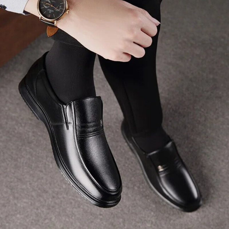 Svarta herr loafers i läderstil. Stilrena och mångsidiga slip-on skor för en bekväm och formell eller avslappnad stil.