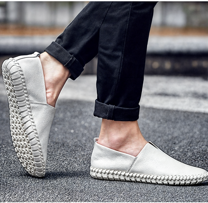 Stapel av olika färger av loafers i syntetiskt läder för män, visar mångsidighet