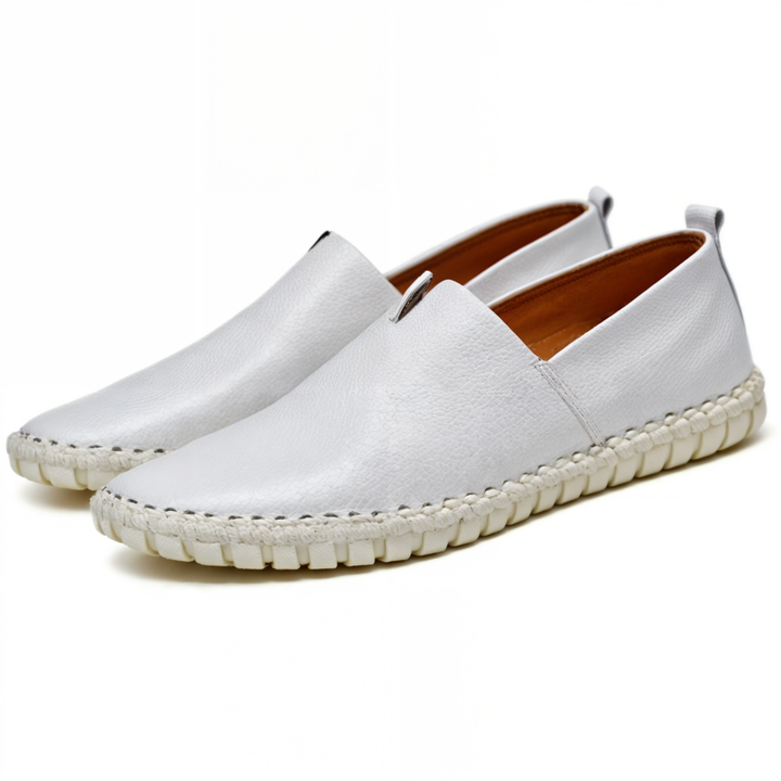 Närbild av textur på syntetiskt läder på herrloafers, visar kvalitet och hantverk