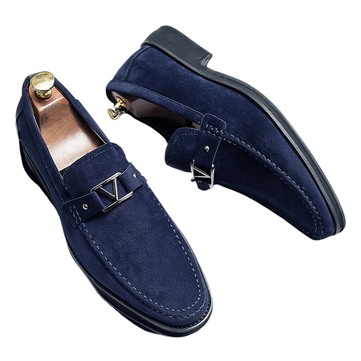 Herrloafers med dekorativt spänne, elegant slip-on design. Perfekta för både formella och vardagliga tillfällen.