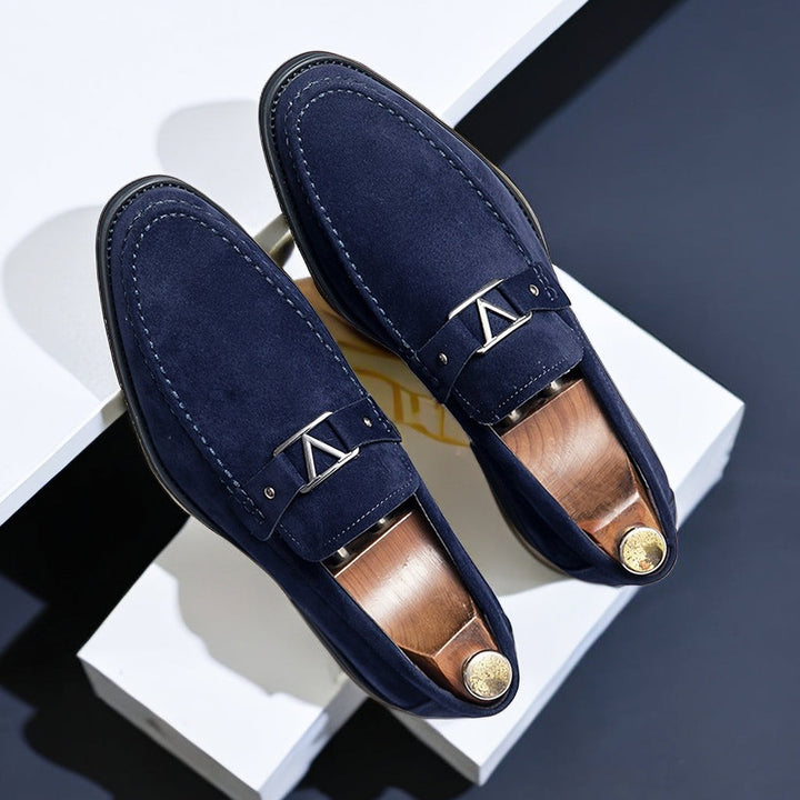 Blå herrloafers med spänne, eleganta och bekväma. Idealiska slip-on skor för vardag eller formella events.