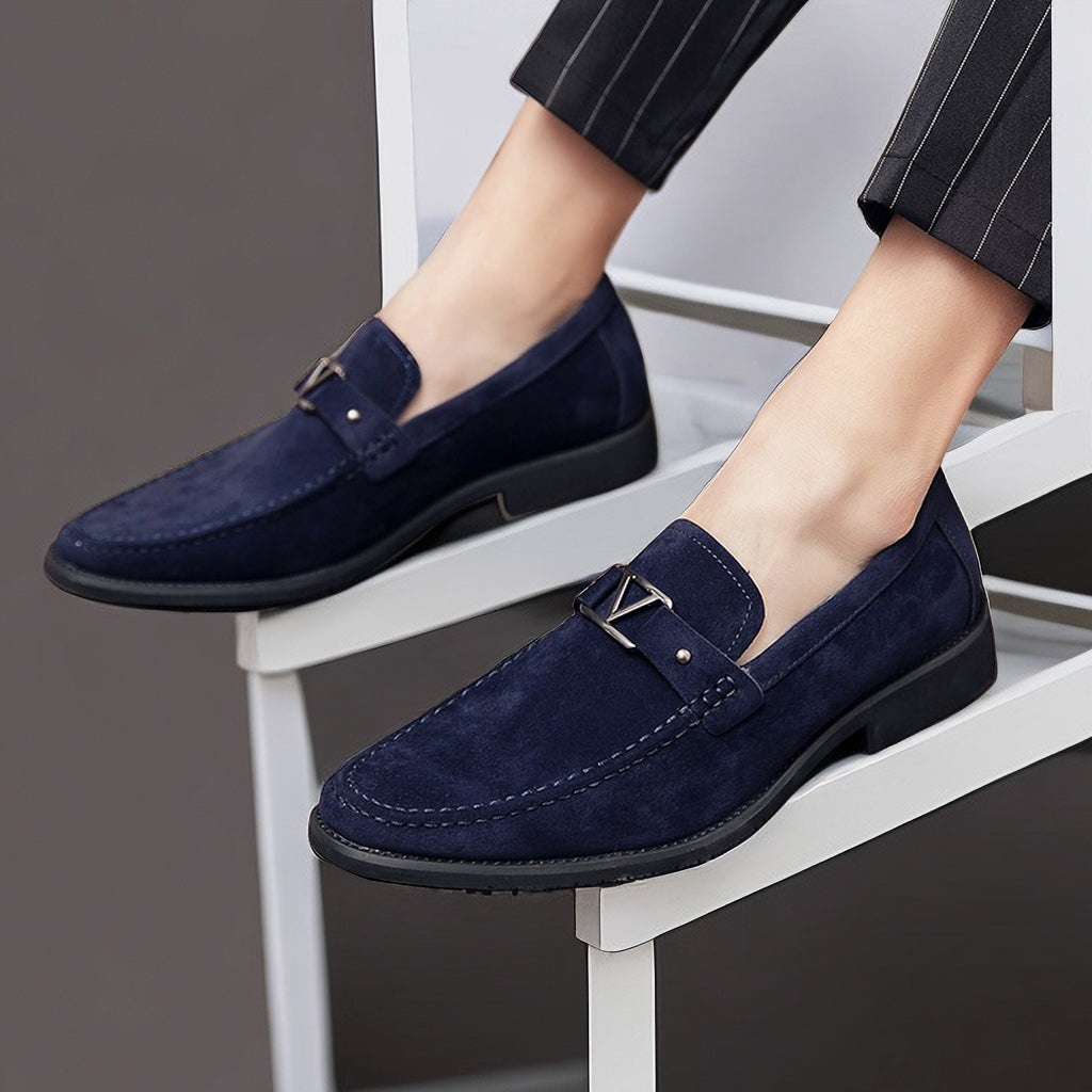 Stilrena herrloafers med dekorativt spänne. Eleganta slip-on skor som passar till formella och avslappnade outfits.
