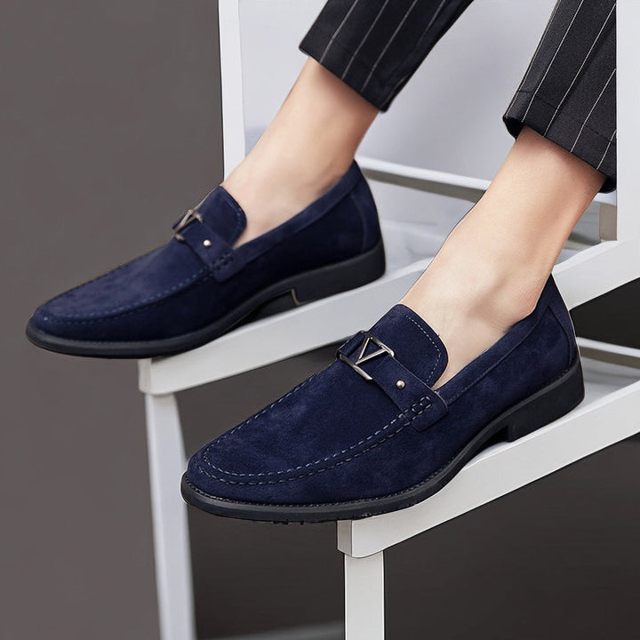 Stilrena herrloafers med dekorativt spänne. Eleganta slip-on skor som passar till formella och avslappnade outfits.