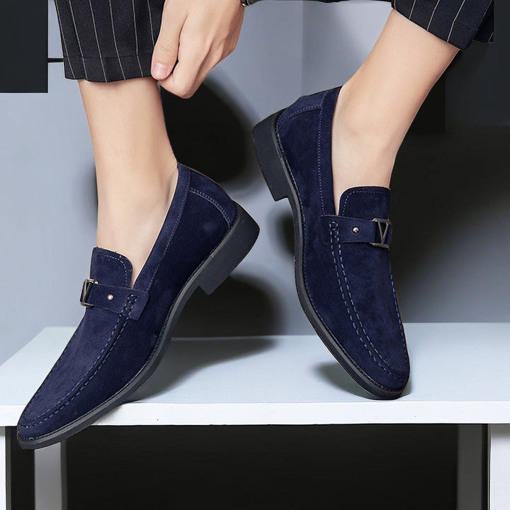 Bekväma slip-on herrloafers med ett snyggt spänne. Eleganta skor för män som söker stil och enkelhet.