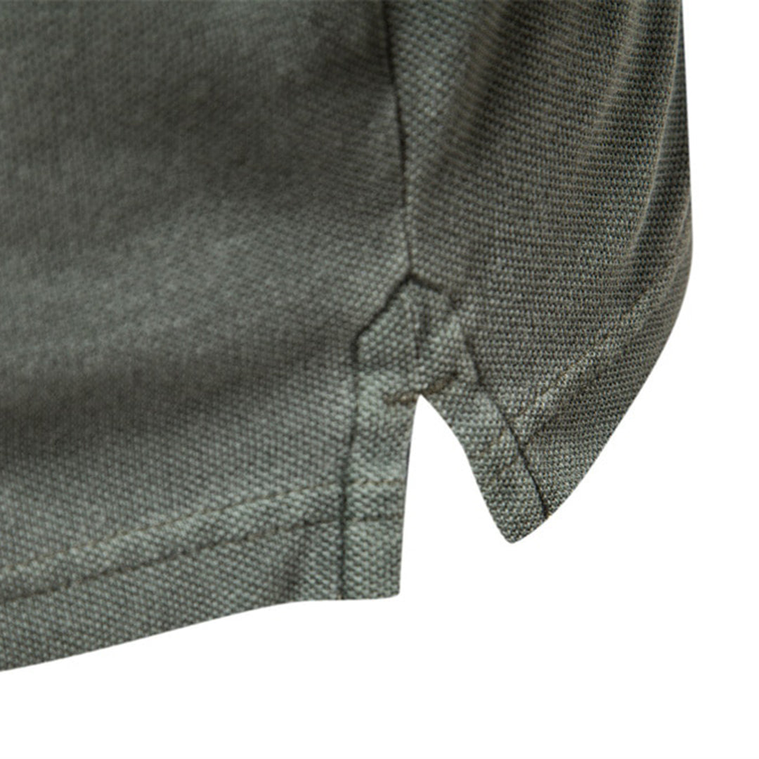 Herr i stilfull pikétröja med löspassform, perfekt för sommar och vår. Mångsidig & bekväm för vardagsbruk.