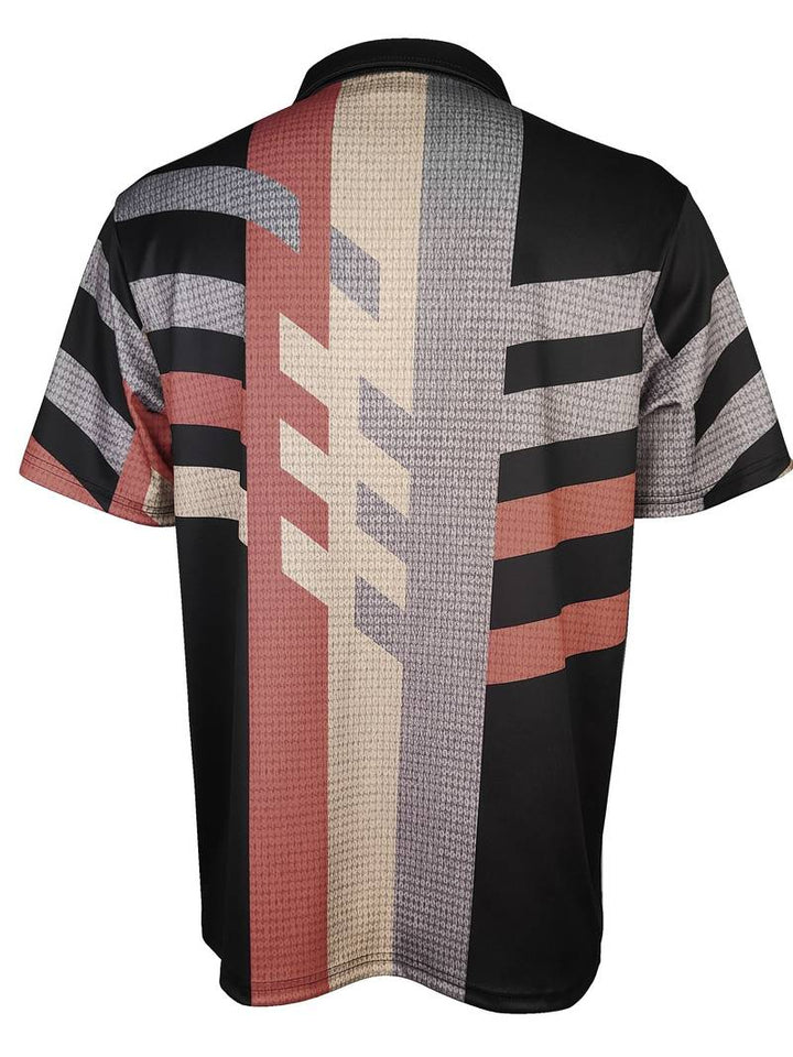 Bekväm herrpikétröja i vintagestil, uppklädd men avslappnad med en fjärdedels knäppning.