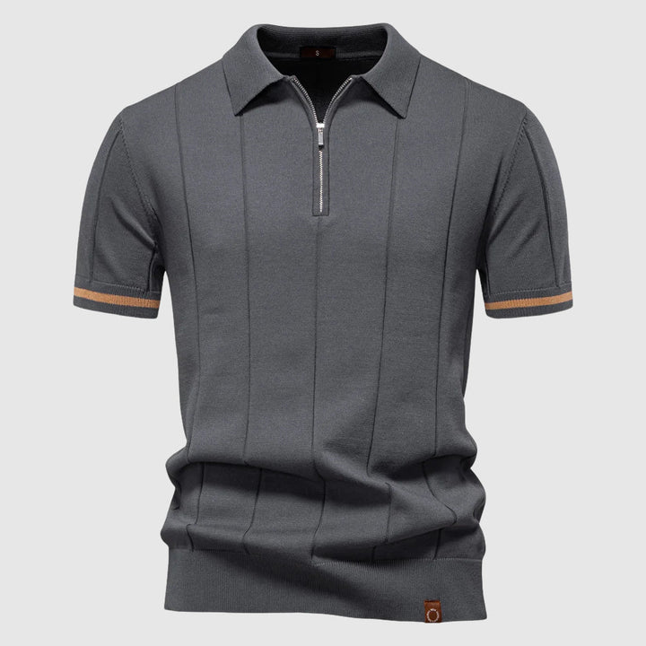 Elegant pikétröja för herr med dragkedja. Passar både casual och finare tillfällen, modern stil.