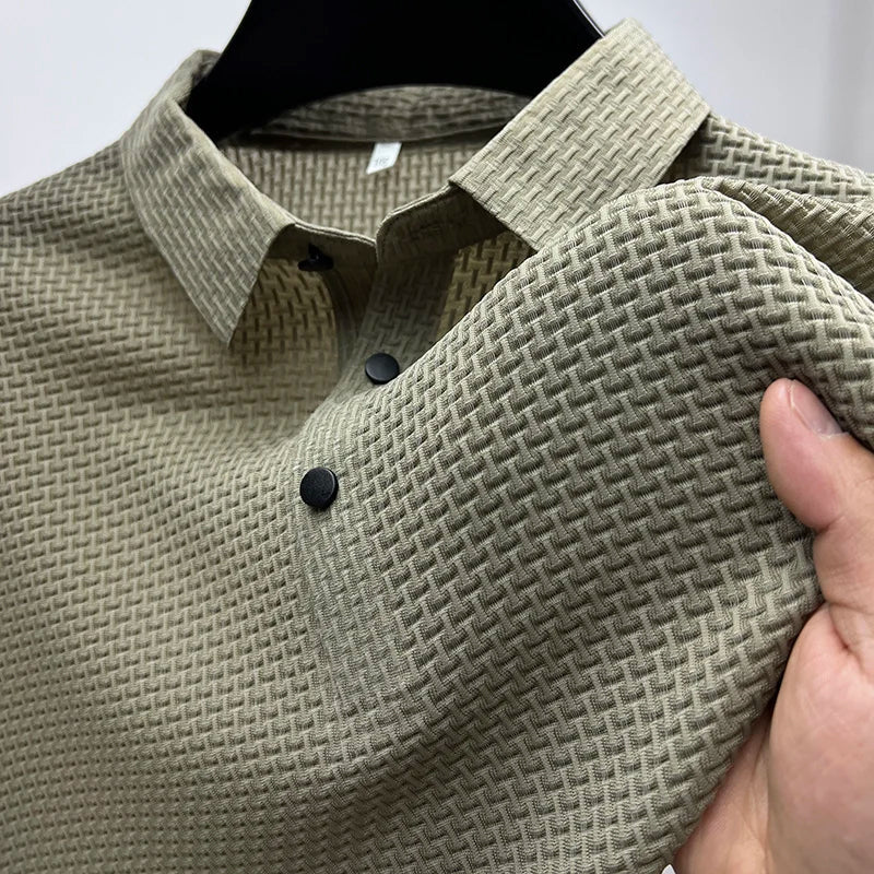 Stickad pikétröja för herr med modern polokrage. Kortärmad design idealisk för sommarbruk.