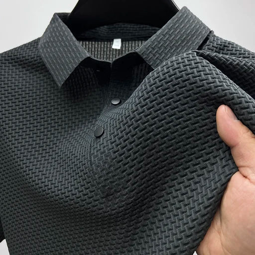 Man bär en stilren herrpolo med polokrage, perfekt för en avslappnad men ändå elegant look.