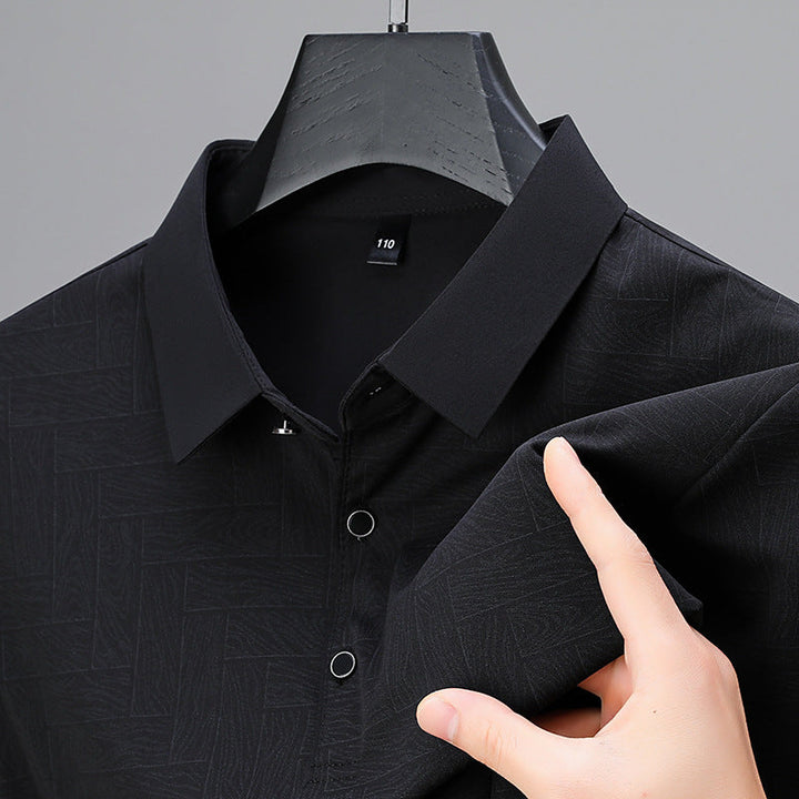 Modern pikétröja för män med skarpt geometriskt mönster. Bekväm och avslappnad passform för casual stil.