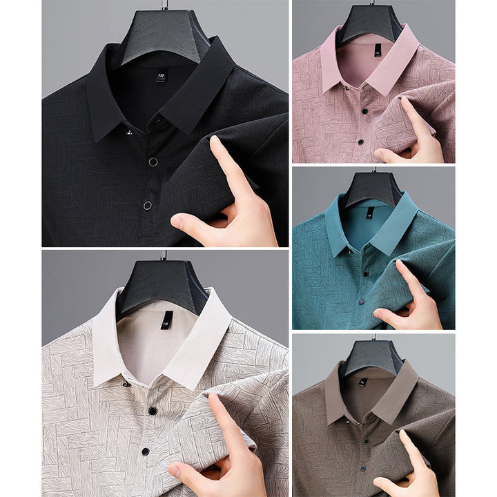 Man bär en stilren kortärmad pikétröja med geometriskt mönster. Passar avslappnade sommaroutfits.