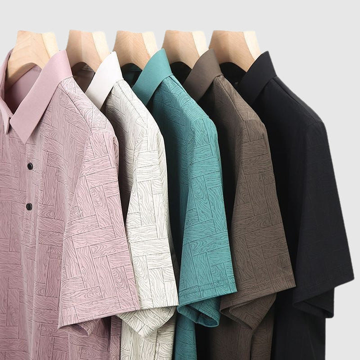 Mångsidig herr polo med diskret geometriskt mönster. En bekväm och trendig kortärmad tröja.