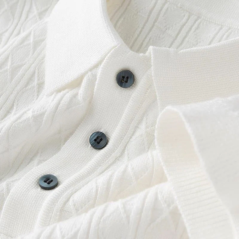 Elegant herrpolo med diamantstickning & halvknäppning. Perfekt för både vardag & fest.