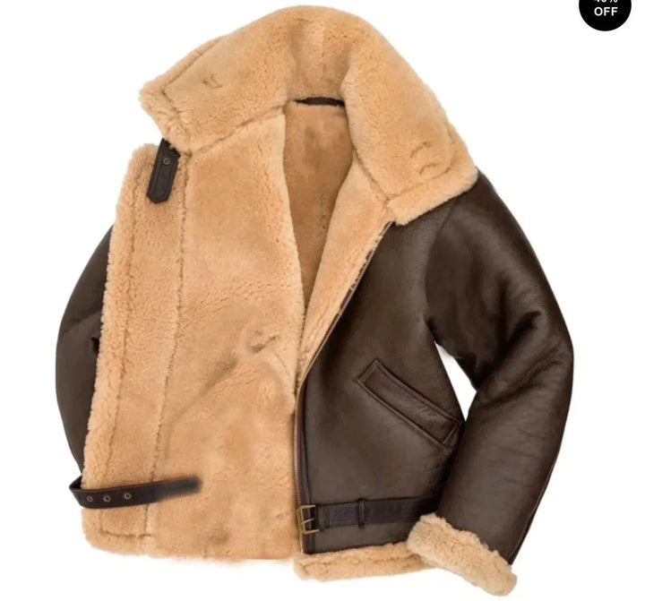 Klassisk manlig pilotjacka i fårskinn med justerbara detaljer, visar RAF-stil och bekvämlighet.