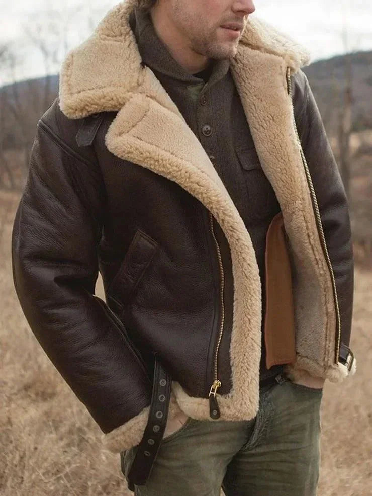 Modell bär bekväm herrpilotjacka i fårskinn, klassisk RAF-design, idealisk för ytterplagg.