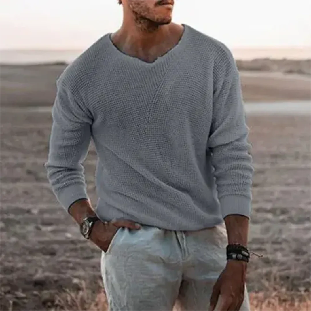 Klassisk långärmad herrpullover, stickad för värme. Perfekt vardagströja för vintermode och övergångsperioden.