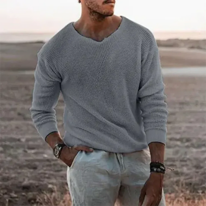 Klassisk långärmad herrpullover, stickad för värme. Perfekt vardagströja för vintermode och övergångsperioden.