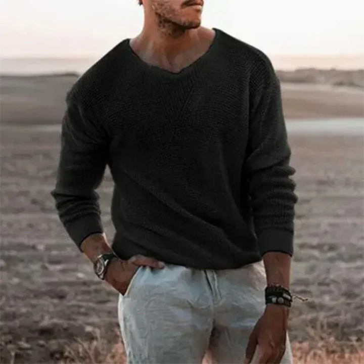 Herrpullover i klassisk stickad design. Långärmad tröja, idealisk för casual vintermode och bekväm vardag.
