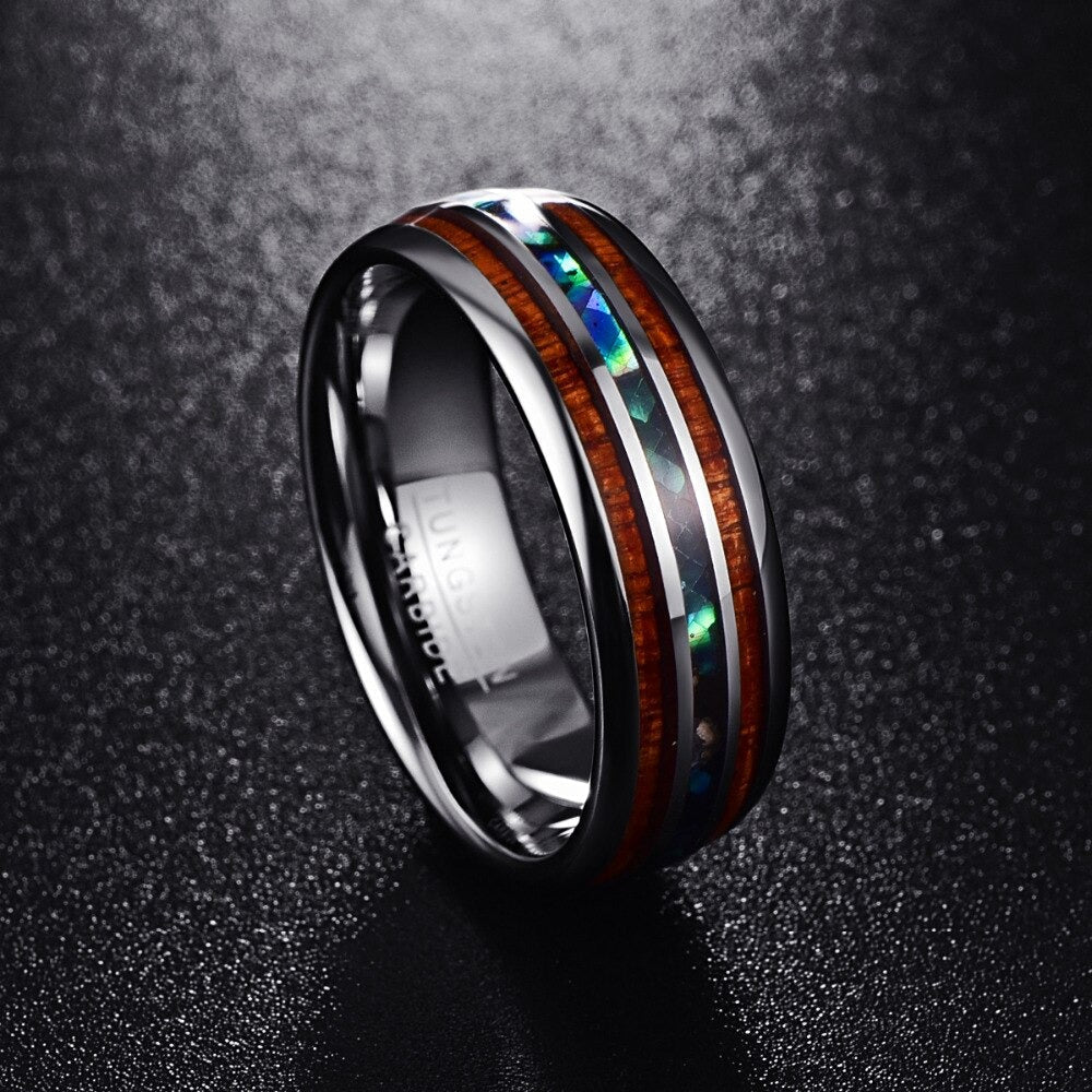 Modern herrring i volframkarbid, inlagd med varmt Koa trä och skimrande abalone. Snygg löftesring.