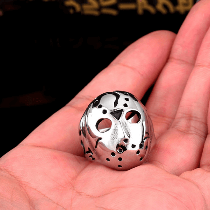 Dramatisk Jasonmask herrring i rostfritt stål mot mörk bakgrund, en kraftfull goth accessoar.