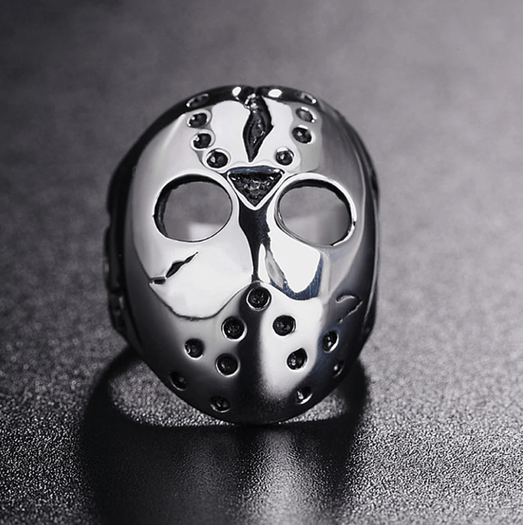 Robust Jasonmask herrring, tillverkad av slitstarkt rostfritt stål, en maskulin skräckaccessoar.