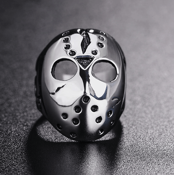 Robust Jasonmask herrring, tillverkad av slitstarkt rostfritt stål, en maskulin skräckaccessoar.