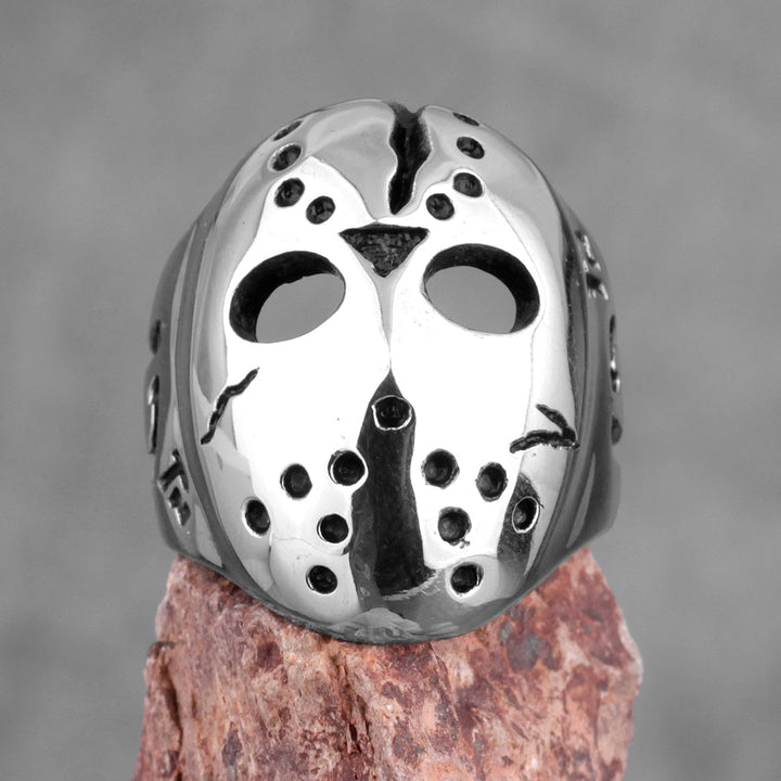 Detaljbild av Jasonmask-ringen i rostfritt stål, visar skräcktemats fina utförande.