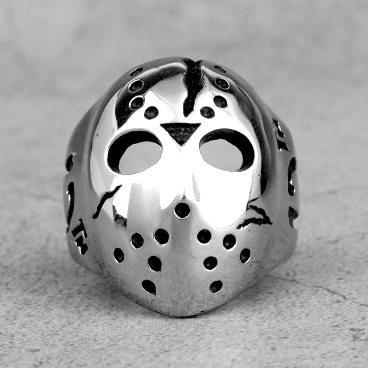 Unik goth herrring med Jasonmask i rostfritt stål, ett statement smycke med skräcktema.