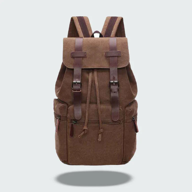 Stilren funktionell herrryggsäck i canvas/läder. Med lock, spännen och praktiska frontfickor.
