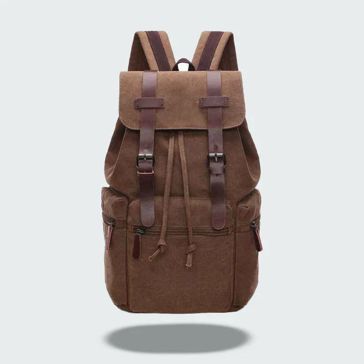 Stilren funktionell herrryggsäck i canvas/läder. Med lock, spännen och praktiska frontfickor.