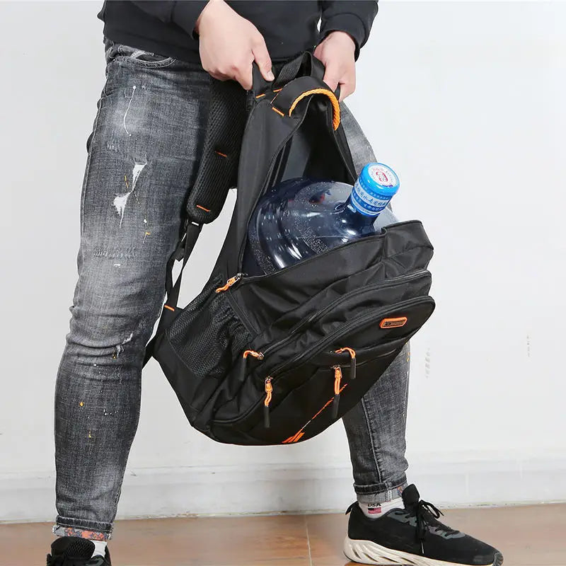 Elegant business herrryggsäck med laptopfack. Vattentät, stilren och rymlig för den professionella vardagen.