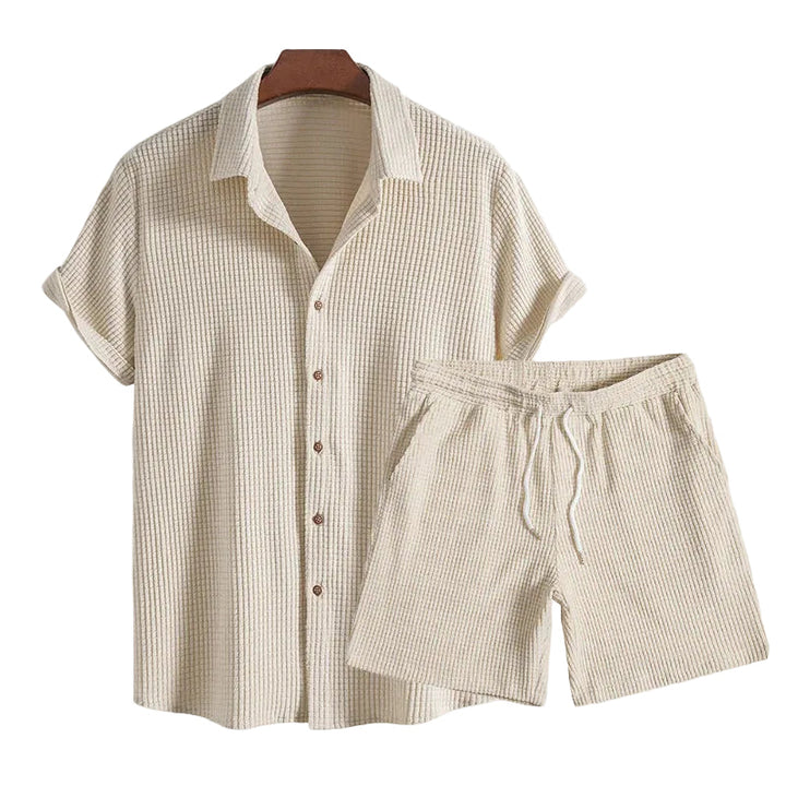 Herrset med kortärmad skjorta & shorts. Perfekt för avslappnad sommarstil och bekväma fritidsdagar.