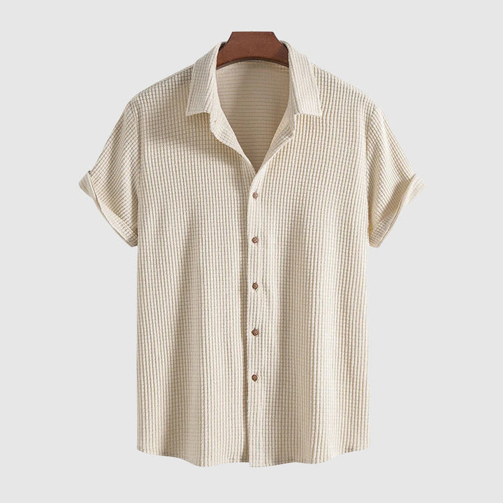 Snyggt herrset för sommar: kortärmad skjorta & shorts, designat för både stil och ultimat komfort.