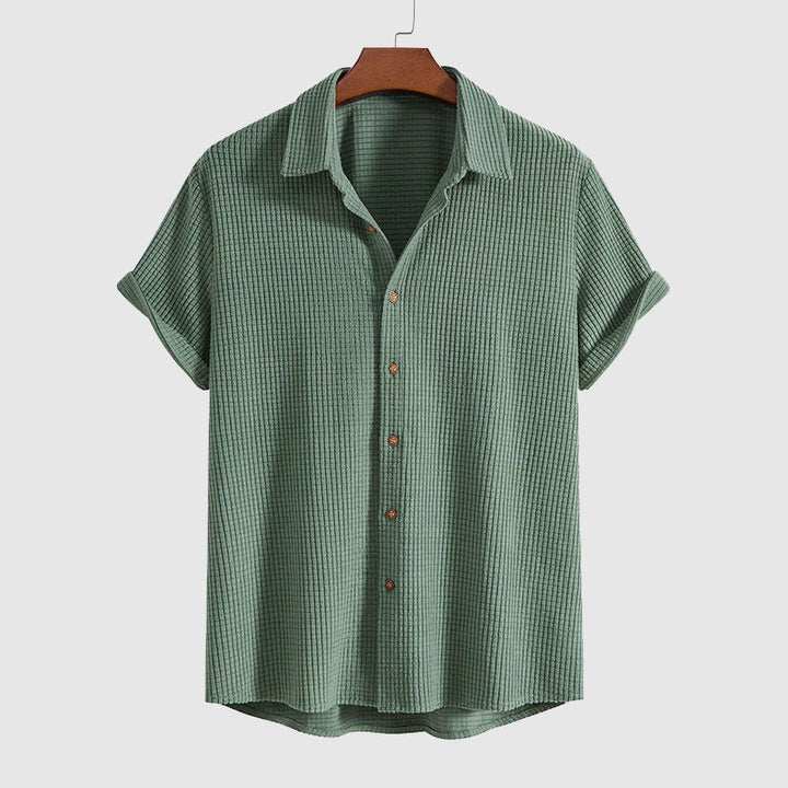 Avslappnat herrset med kortärmad skjorta och shorts. Ett mångsidigt val för reskläder och fritidskläder.
