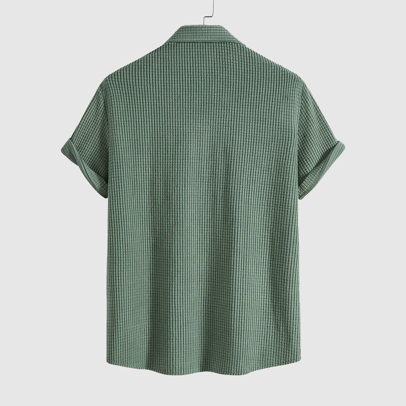 Elegant och bekvämt herrset med kortärmad skjorta & shorts, idealiskt för en casual sommarlook.