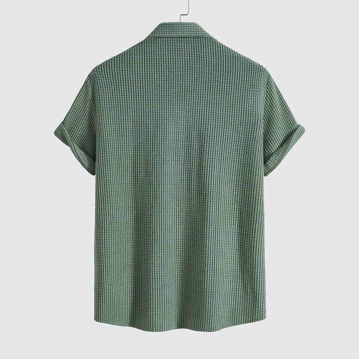 Elegant och bekvämt herrset med kortärmad skjorta & shorts, idealiskt för en casual sommarlook.