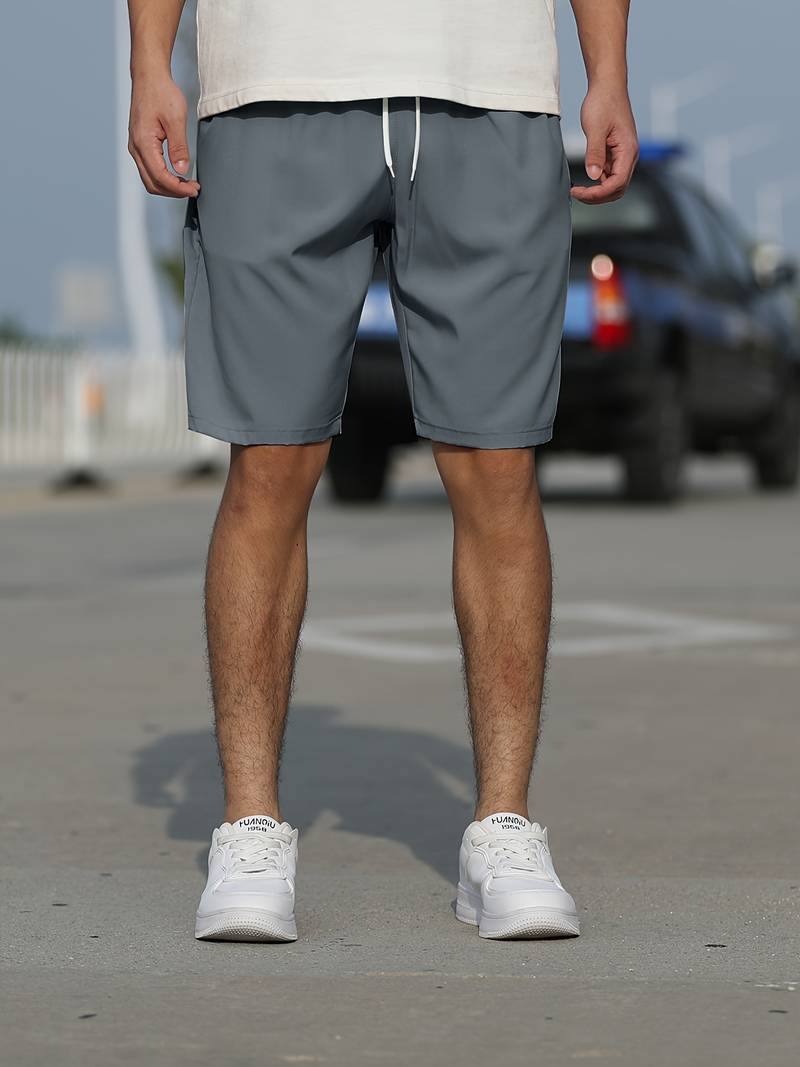 Herrshorts på galge, framhäver den avslappnade stilen och den justerbara snörningsdetaljen.