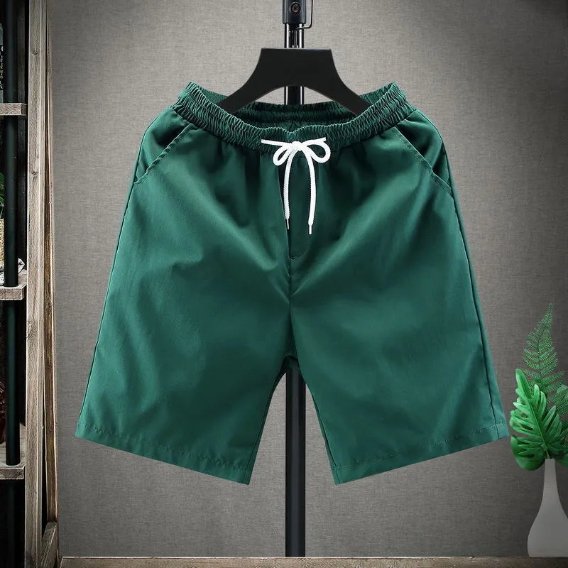 Modell bär avslappnade herrshorts med snörning, rör sig fritt, idealiska för sommaraktiviteter.