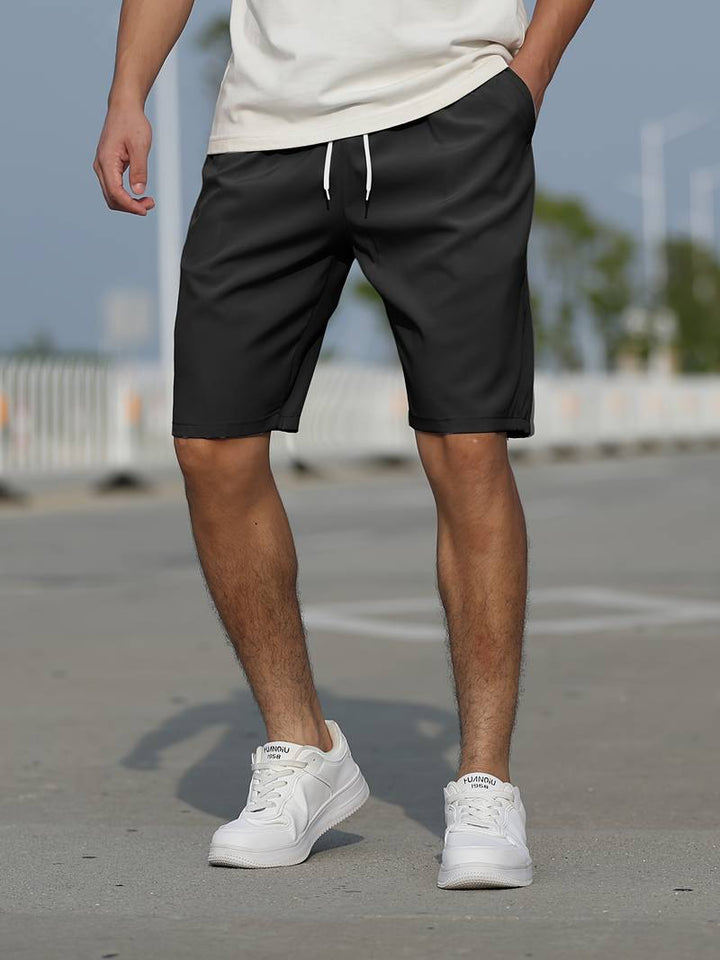 Stilrena herrshorts i neutral färg, avslappnad passform med praktisk snörning.