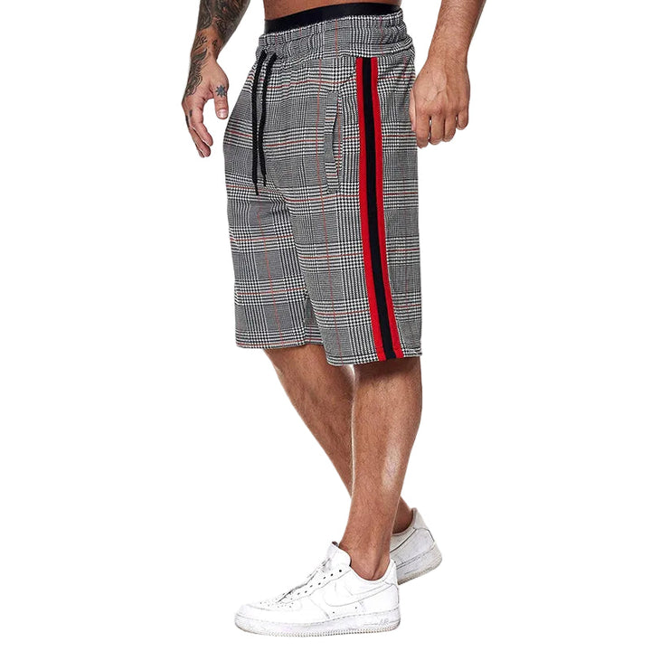 Herrshorts i rutigt mönster för en klassisk och bekväm sommarstil. Avslappnade knälånga shorts med dragsko.